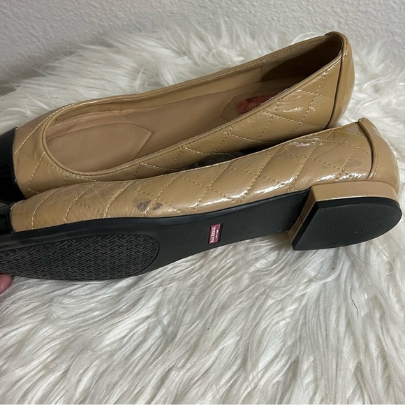 Women's Isaac Mizrahi Tan & Black Quilted Patent Leather Ballet Flats Si… - Picture 7 of 10